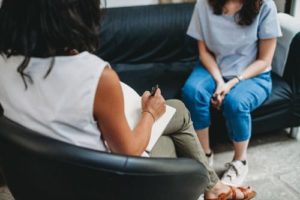 Woman in Pennsylvania cognitive behavior therapy sitting and talking with a counselor