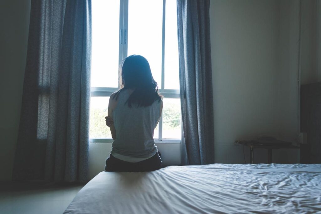 A woman experiencing the signs of cocaine addiction